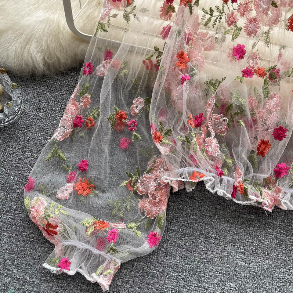 Lola Off-Shoulder Çiçek Nakışlı Dantel Bluz