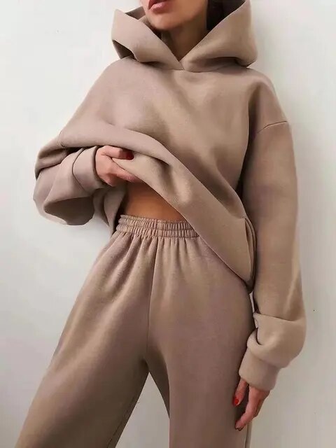 Kadınlar için Kapüşonlu Sweatshirt ve Eşofman Altı Seti