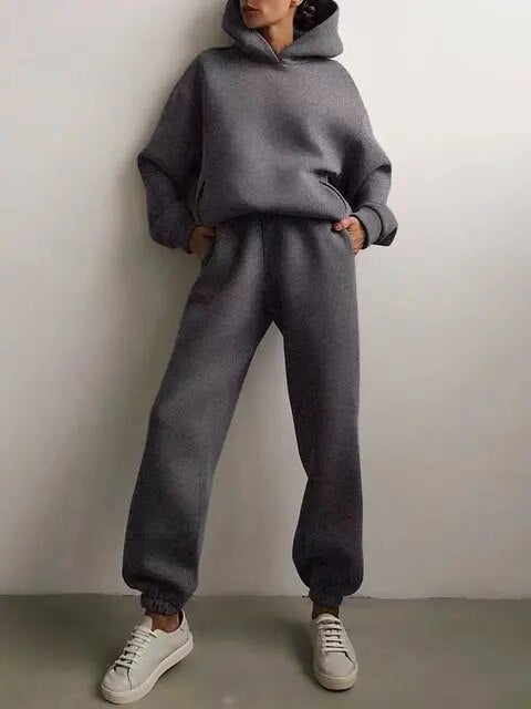 Kadınlar için Kapüşonlu Sweatshirt ve Eşofman Altı Seti