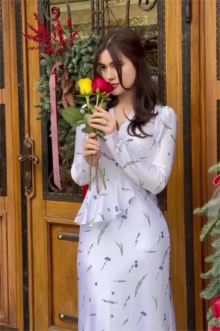 Eileen Blumen-Wickelblusen ve Maxirok Seti ile Şnurlama