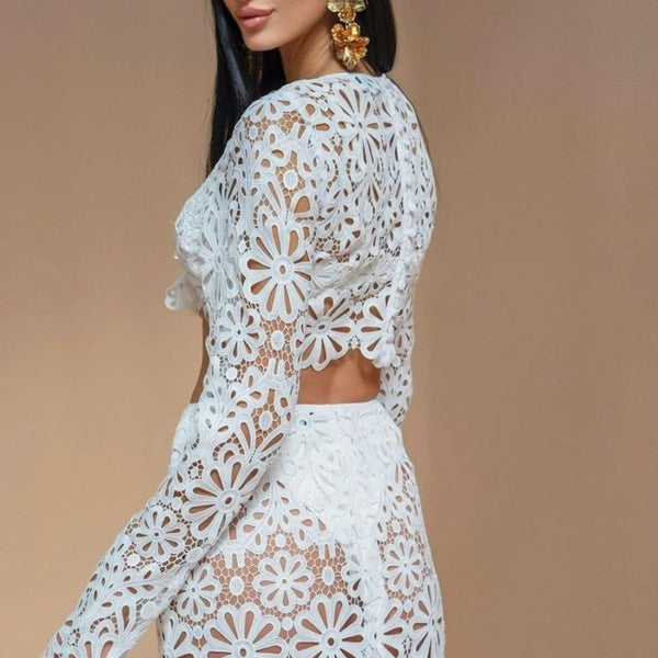 Lena – Çiçek Desenli Oyulmuş Set